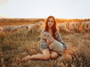 Girl-and-sheep-sunshine_1600x1200