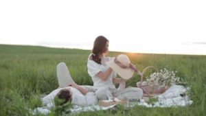 couple-date-picnic-romantic-4873421
