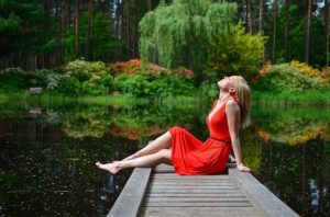 woman-g52210e201_640